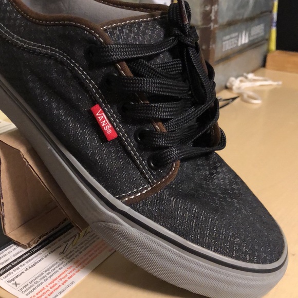 Bran you vans size 9 really good looking shoes new laces looks like a new shoes - Picture 2 of 2